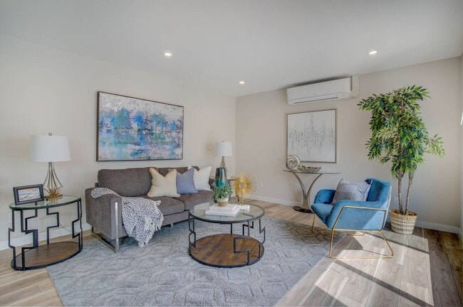 Building Photo - STUNNING REMODELED UPSTAIRS 2BD/2BA UNIT I...