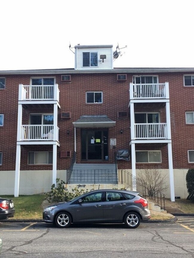 Building Photo - Fresh 1 Bedroom Corner Condo with 2 Off Street Parking Spaces