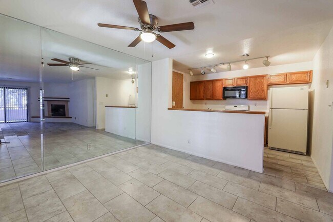Foto del edificio - Condo With 2-Car Garage Attached!