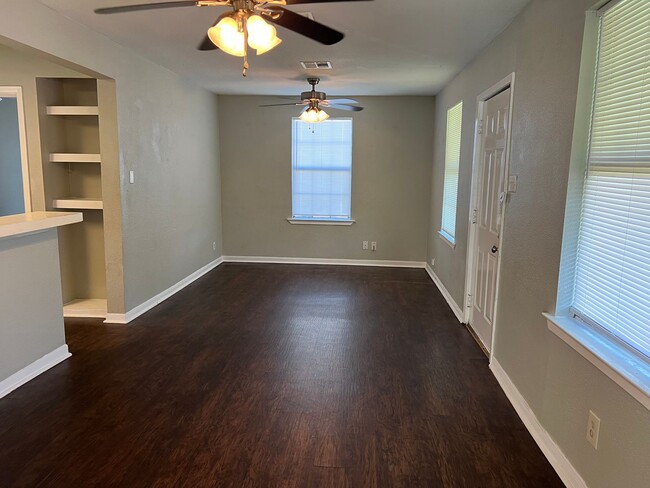 Building Photo - FOR LEASE  2 Bedroom, 1 Bath with Washer D...