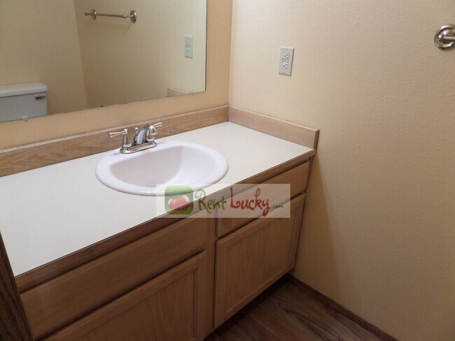 Foto del edificio - Cute Duplex with Attached Garage in Brown'...