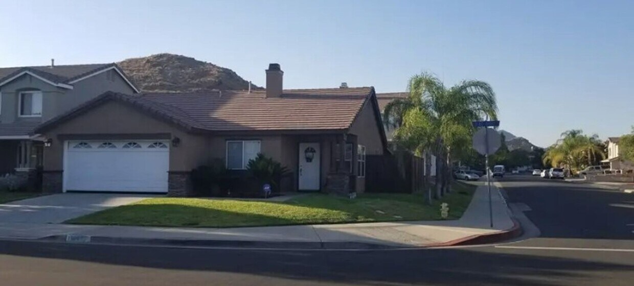 Foto principal - Charming Corner Lot Home 3 Bed/2 Bath Home...
