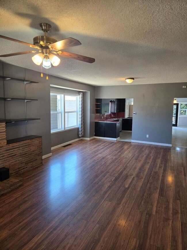 Building Photo - Cozy Eastgate Home