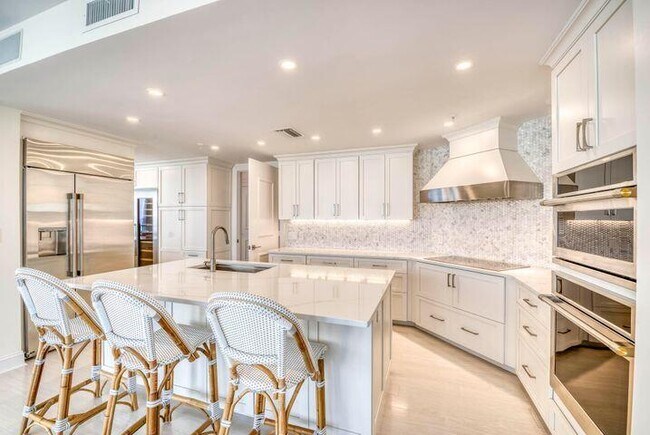 Building Photo - 570 Ocean Dr