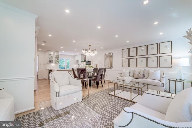 Building Photo - 8 Carriage House Cir