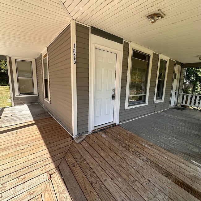 Building Photo - 1825 N Park Pl