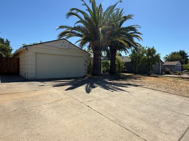 Building Photo - Cozy 2 bedroom 1 bathroom with pool!