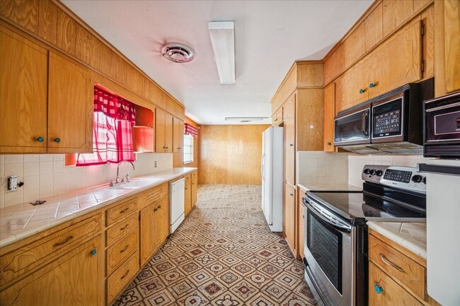 Building Photo - 2101 Belvedere Dr