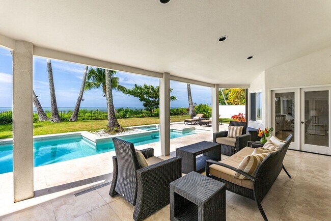 Foto del edificio - Paradise Beach Estate: Beachfront 6BR w/ Pool, Guest Suite & Pickleball
