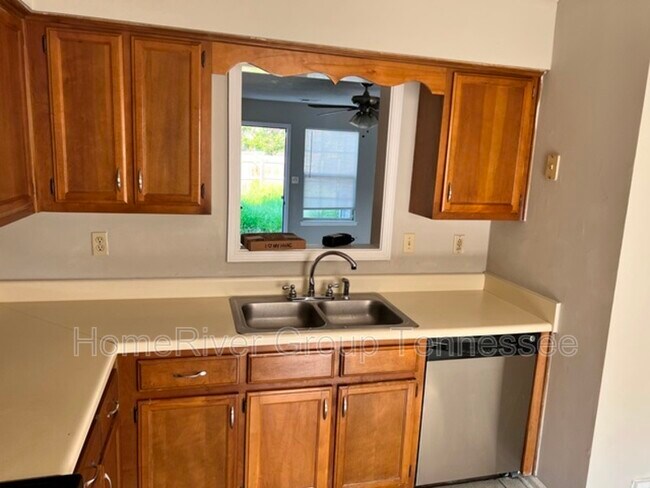 Foto del edificio - 8037 Creekwood Cir E