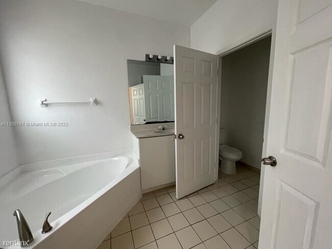 Foto del edificio - 4 br, 3 bath House - 666 NE 21st Ter