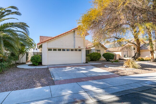 Foto del edificio - Lovely 1 story home near Warm Springs and Green Valley Pkwy with LARGE backyard!