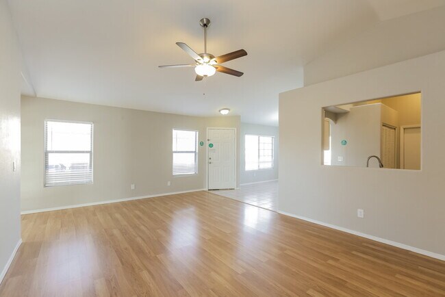 Foto del edificio - 13177 W Desert Ln