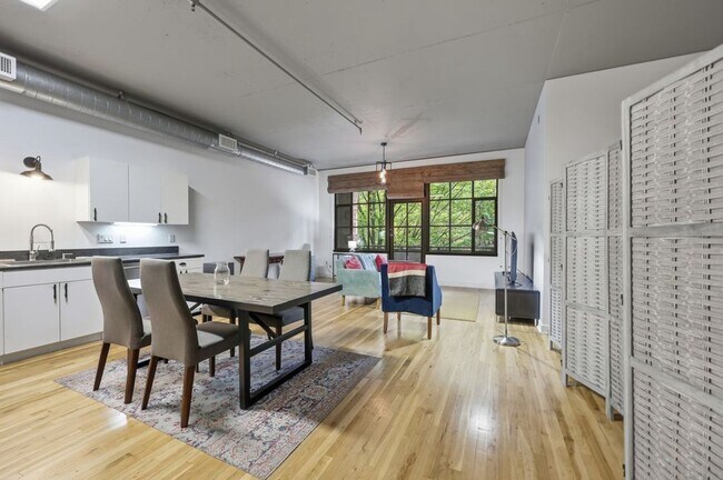 Foto del edificio - McKenzie Lofts - 2nd floor west facing studio w/parking/storage/covered balcony