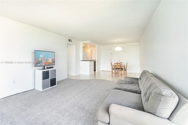 Foto del edificio - 2500 NE 135th St