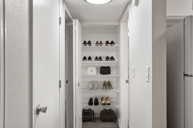 Un armario para ropa blanca en Horizon East Apartments - Horizon East Apartments