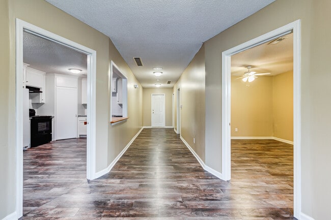 Foto del edificio - 625 McDonald Rd