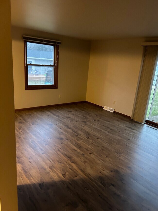 Living Room - 919 Square Ter