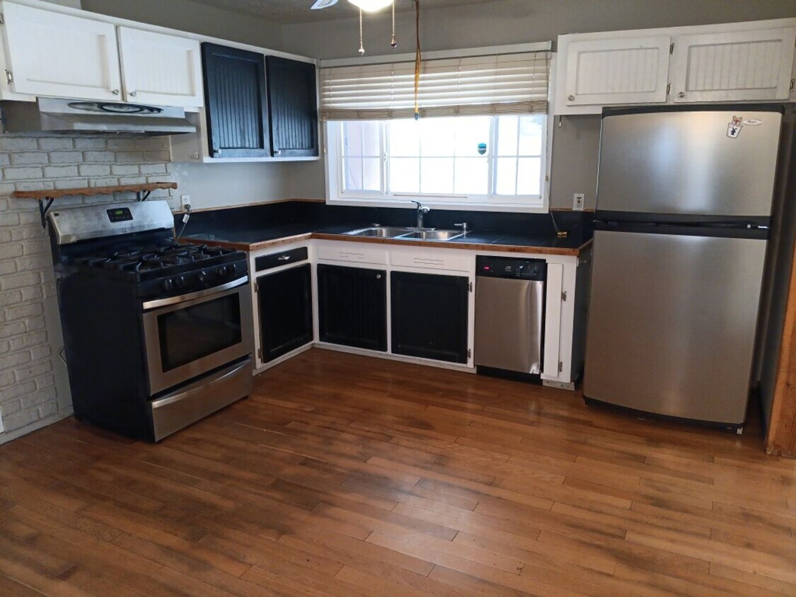 Foto principal - Cozy 3 bedroom 2 bathroom