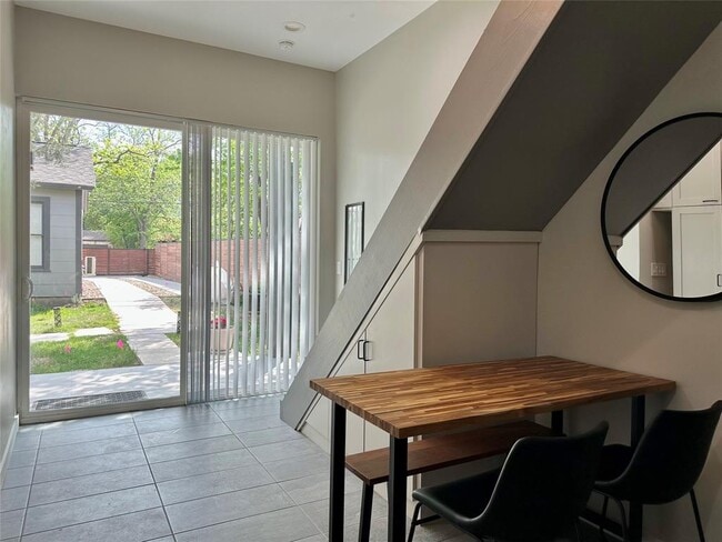 Building Photo - 914 E 39th St