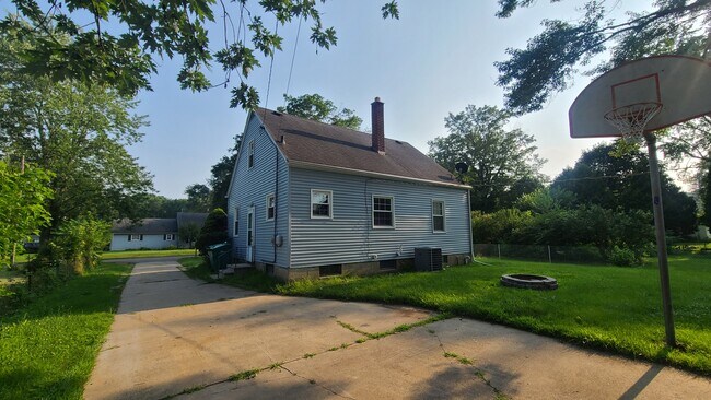 Back of house - 125 Sunset Blvd E