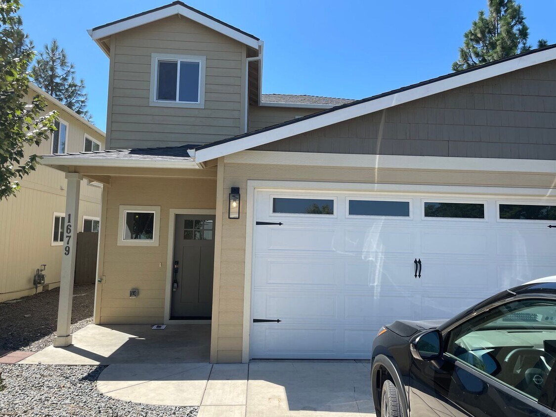 Foto principal - Beautiful Two Story 3 Bedroom 2.5 Bath Tow...