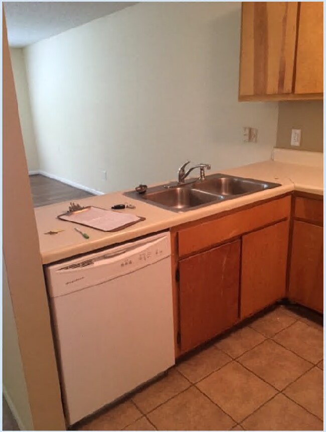 Foto del edificio - 2 BEDROOM/ 2 BATH APARTMENT