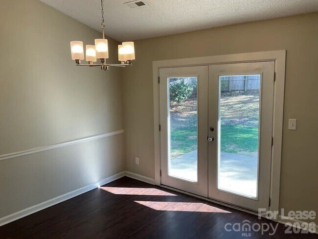 Foto del edificio - 4220 Wynborough Ln