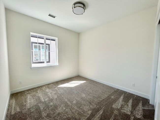 Building Photo - 667 Sage Grouse Loop