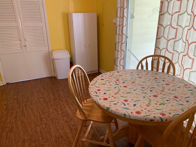 Kitchen - 1101 S Duncan St