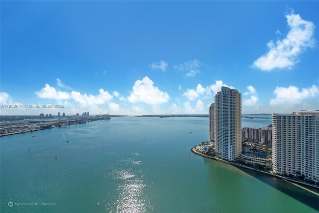 Foto del edificio - 335 S Biscayne Blvd