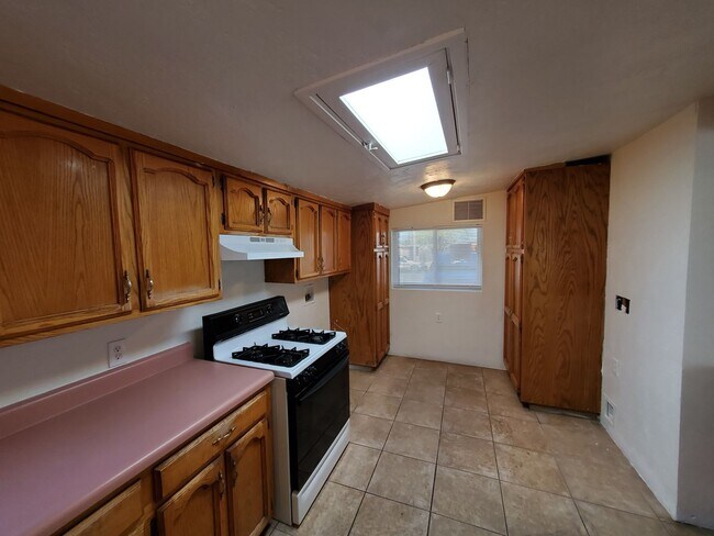 Foto del edificio - 4 bedrooms and 2 bathrooms with A/C.
