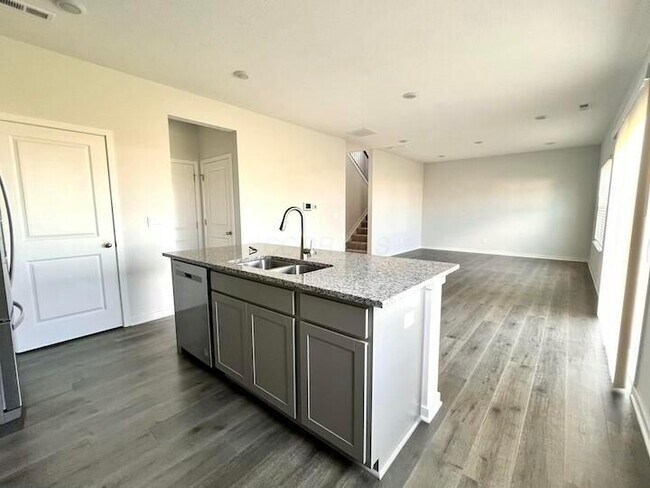 Building Photo - 418 Park Vista Dr