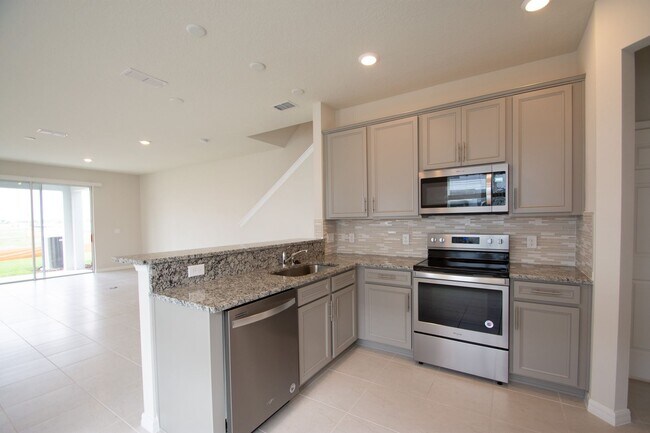 Building Photo - 3/2.5 Townhouse in Somerset Crossing!!!