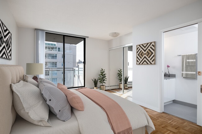 Photo du bâtiment - Hollyburn Plaza