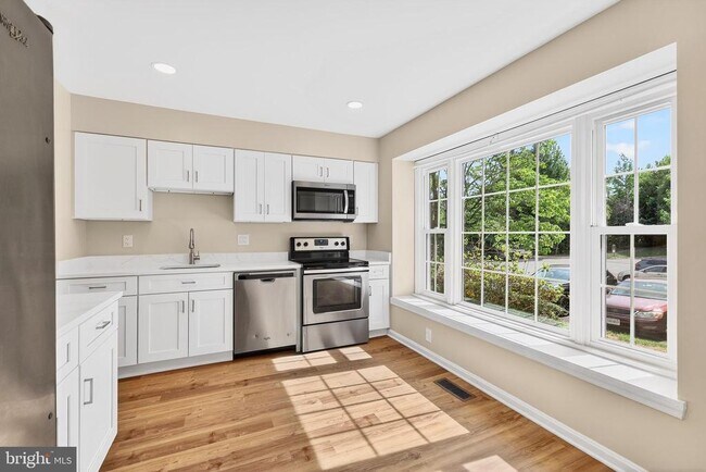 Foto del edificio - 7306 Eggar Woods Ln