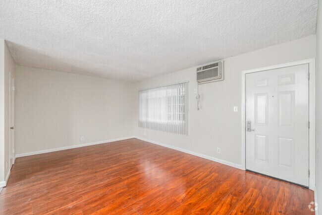1 habitación, 1 baño - 730 pies cuadrados - Sala de estar - 19248 Bryant St