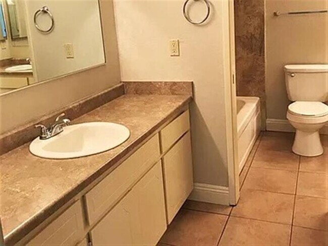 Building Photo - 2 bedroom, 1 bathroom beauty