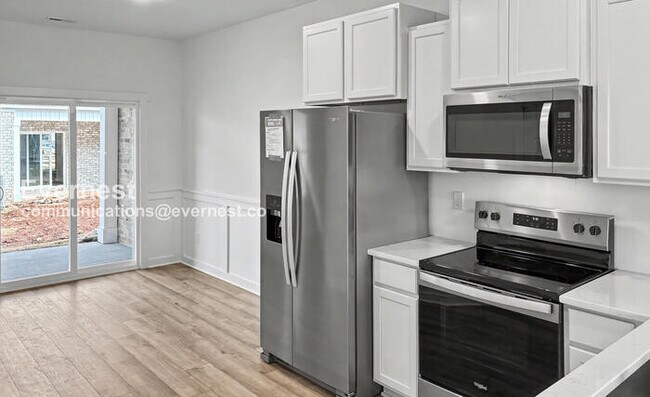 Foto del edificio - 3 Bed/3 Bath Townhome with Off-Street Parking / Pet-Friendly / Vouchers Accepted / Available Now!