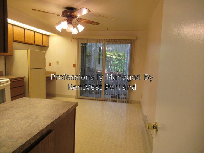 Building Photo - 650 SW Meadow Dr