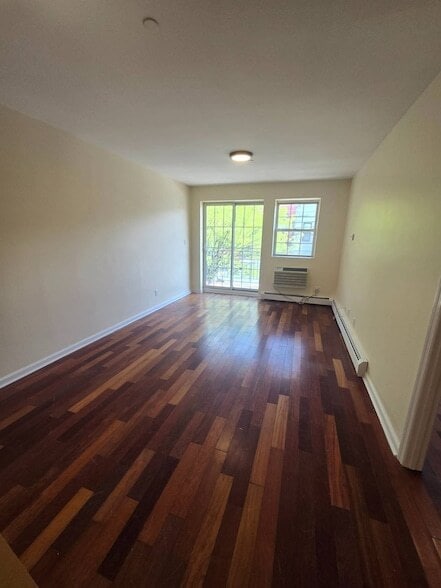 Photo - 35-31 10th St House