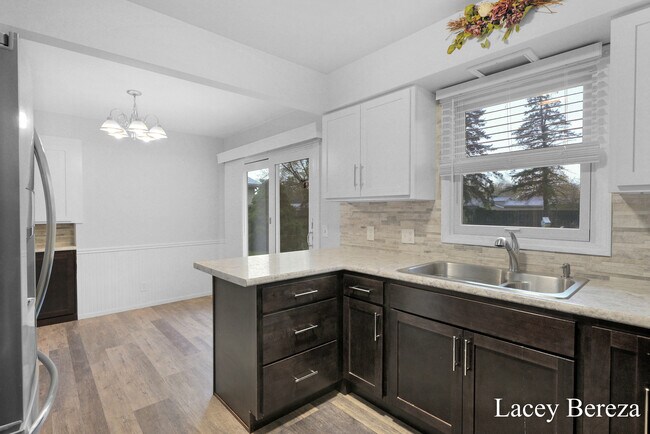 Foto del edificio - 7757 Ridgewood Dr