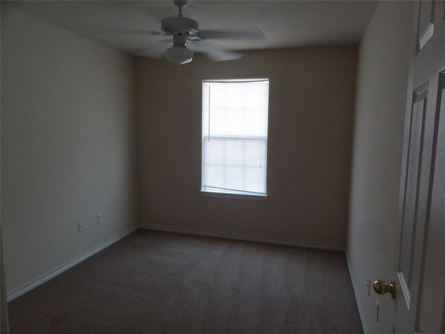Building Photo - 1546 Village Way Dr