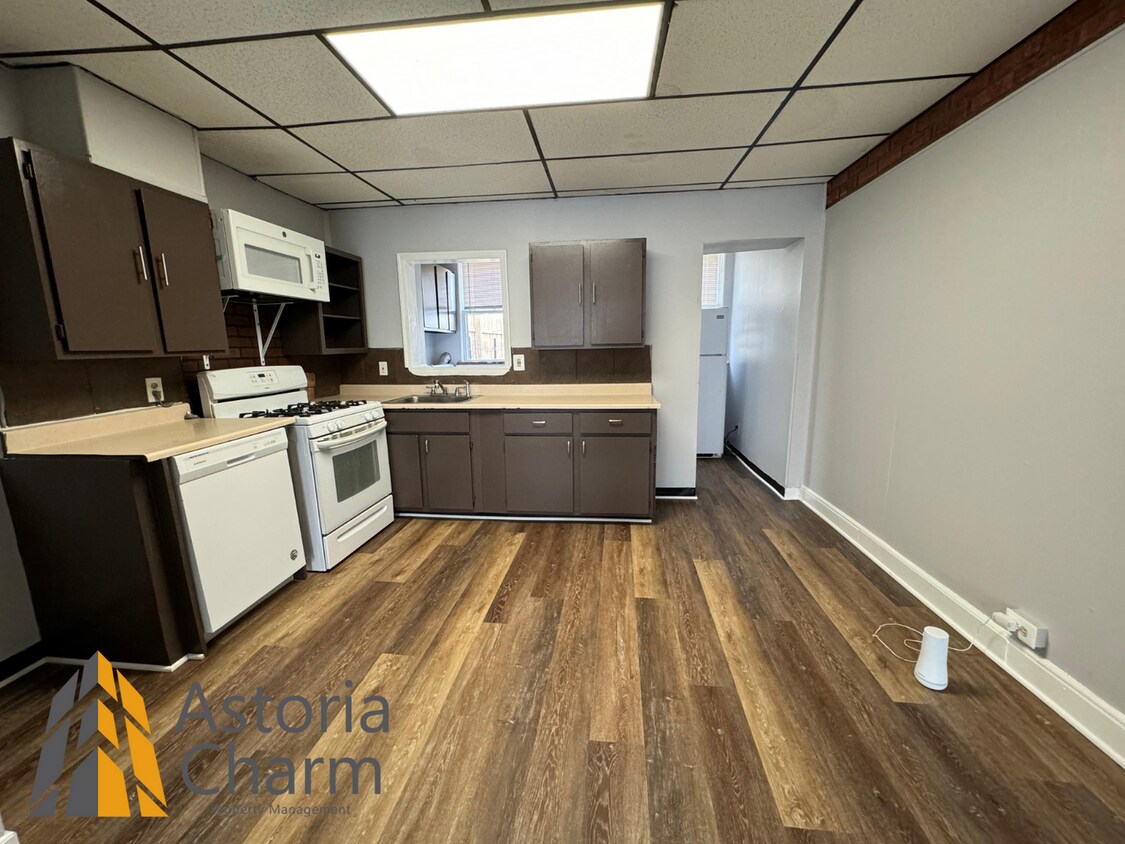Foto principal - New 1BD/1BA + Den Townhouse in Southwest B...