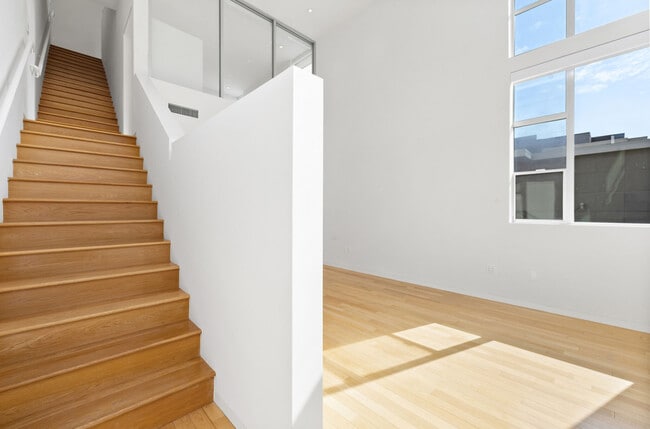 Building Photo - 742 N Hudson Ave