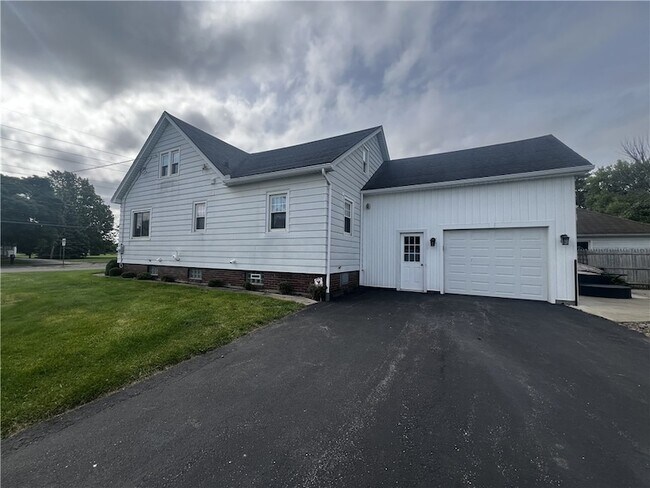 Foto del edificio - 1229 Long Pond Rd