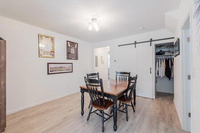 Foto del edificio - 353 South Morgan Boulevard