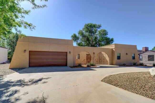 Building Photo - Home in Antelope Hills!