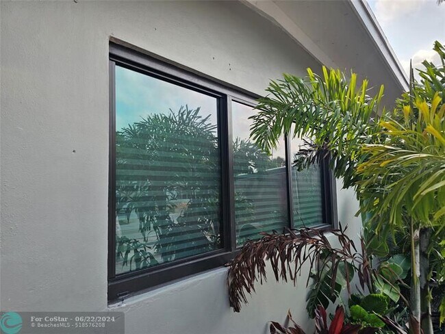 Building Photo - 1330 NE 41st Dr