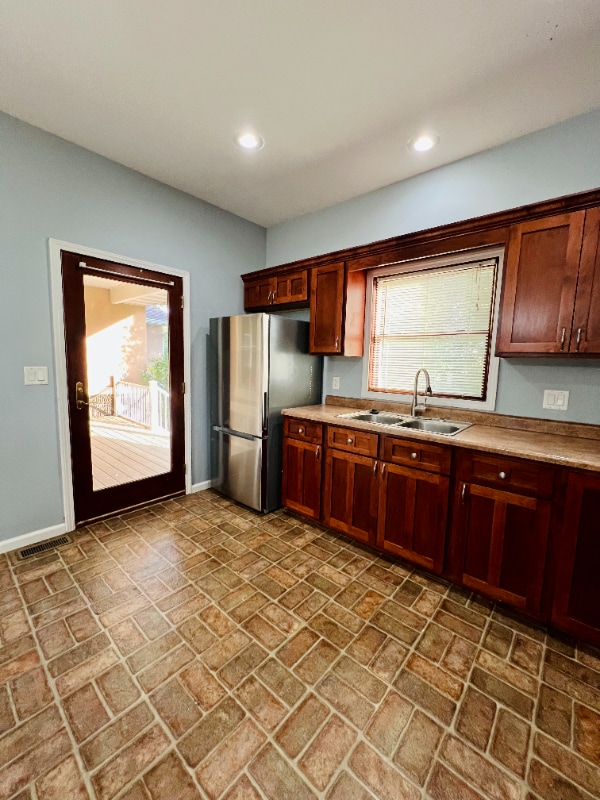 Building Photo - 420 Villas Parkway